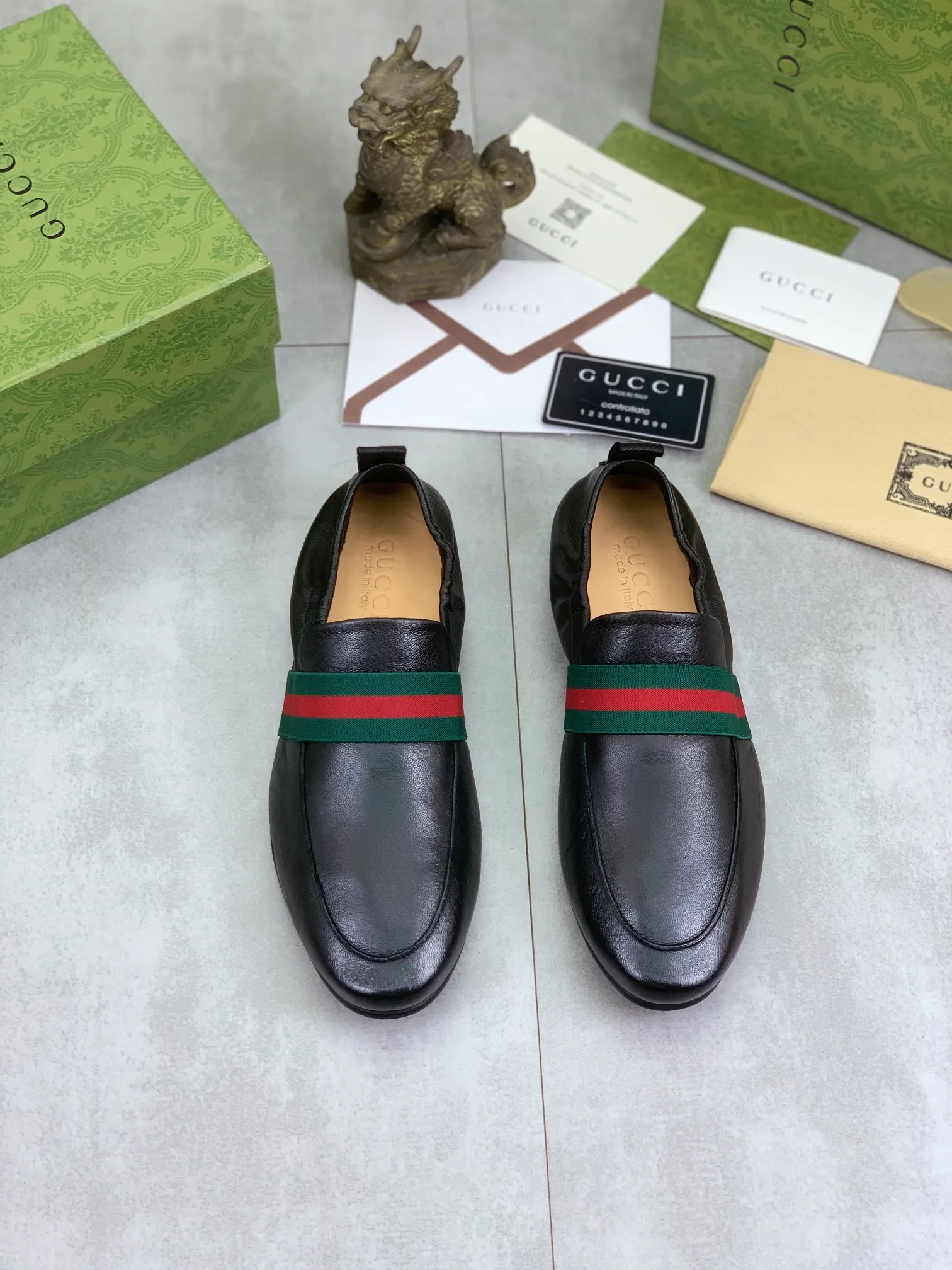 Men's Men's Shoes💰P520💰【New Style】Water-dyed Niuli Gucci's most popular selection of lazy slip-on leather shoes (Gucci) official website latest Gucci lazy leather shoes, hot style 💥 simple and elegant style, exclusive for trendy men. Unique official website latest brand original double G embossing Elements 👑 Original Gucci decoration, fashionable and elegant, fabric original calfskin ✅ fully imported first-layer cowhide lining, official website designated wear-resistant, rubber business outsole, classic model taken at the counter in real life 🎬38-44 black brown optional